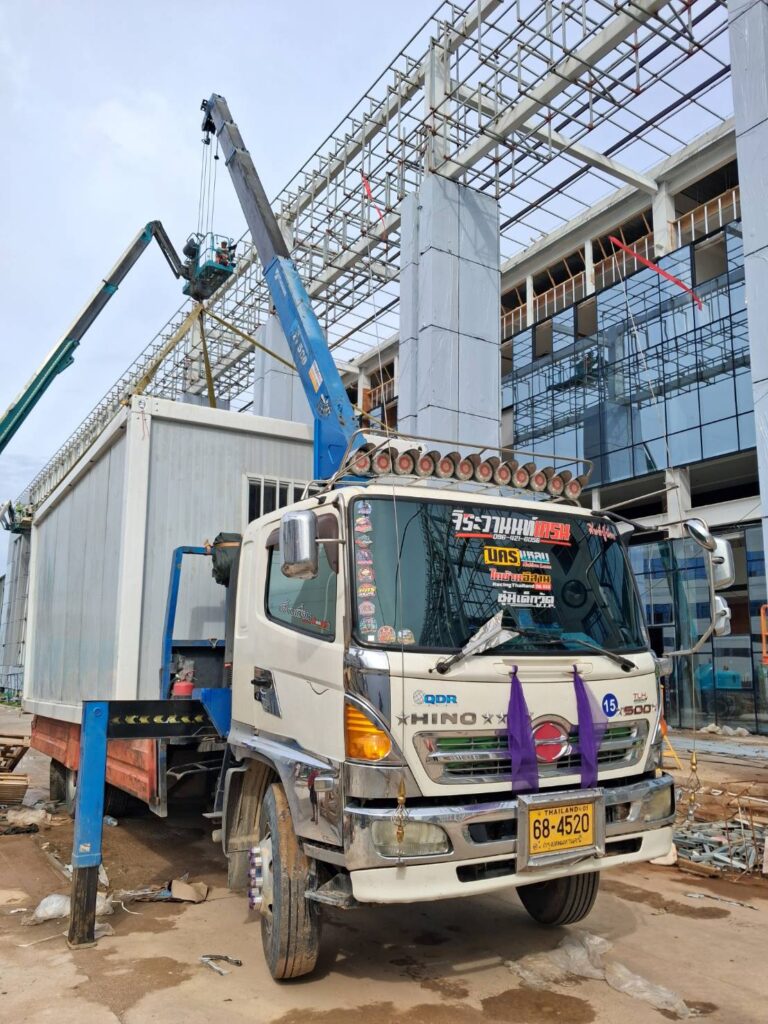 รถเฮี๊ยบมาบยางพร จิระวานนท์เครน บริการยกของ ขนย้ายเครื่องจักร โทร 096-421-6056